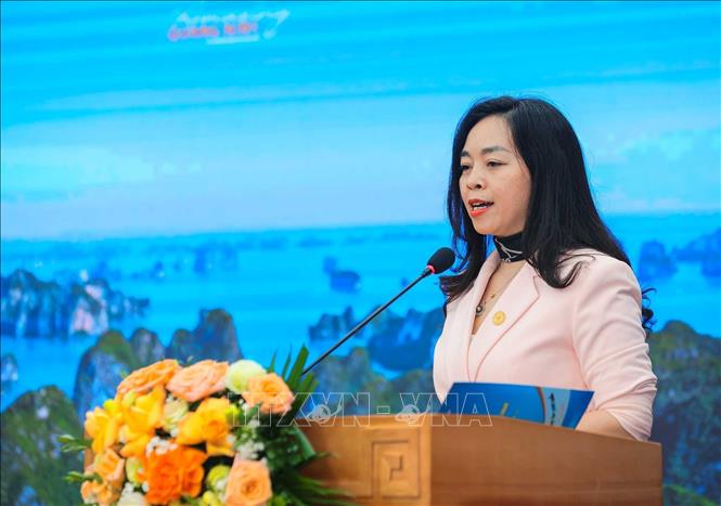 Phó Giám đốc Sở Khoa học và Công nghệ Quảng Ninh Vũ Thị Kim Chi tham luận về các hoạt động về khởi nghiệp sáng tạo và đẩy mạnh đổi mới sáng tạo tại Quảng Ninh. Ảnh: Hoàng Hiếu - TTXVN