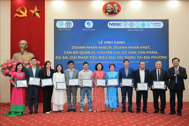 Ban tổ chức vinh danh các doanh nhân có sản phẩm, dự án, giải pháp nổi bật trong giải quyết thách thức của địa phương. Ảnh: Hoàng Hiếu - TTXVN