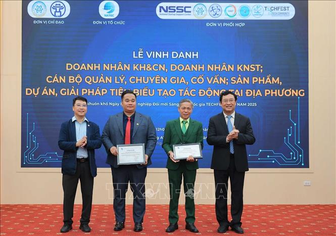 Phó Chủ tịch Hội đoàn nhân trẻ tỉnh Đồng Nai Nguyễn Duy Khương và Giám đốc Công ty TNHH Công nghệ Mosla, Giám đốc Công ty Cổ phần Công nghệ Nhiệt Mặt Trời Nguyễn Văn Khoẻ nhận Vinh danh doanh nhân có sản phẩm, dự án, giải pháp nổi bật trong giải quyết thách thức của địa phương. Ảnh: Hoàng Hiếu - TTXVN