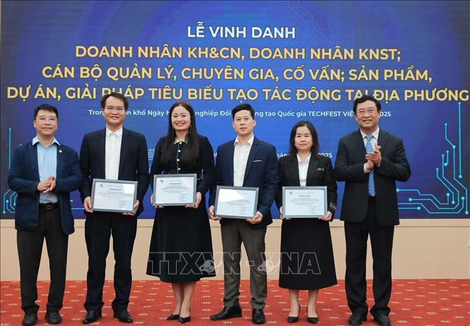 Ban tổ chức vinh danh cán bộ quản lý, chuyên gia, cố vấn tiêu biểu trong hỗ trợ liên kết phát triển đội ngũ doanh nhân KH&CN, doanh nhân KNST tại các điạ phương. Ảnh: Hoàng Hiếu - TTXVN