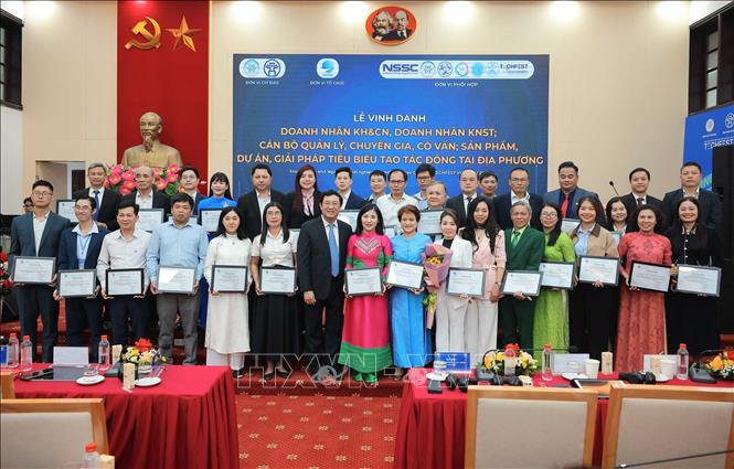 Các các doanh nhân, cán bộ quản lý, chuyên gia, cố vấn tiêu biểu được vinh danh tại chương trình. Ảnh: Hoàng Hiếu - TTXVN