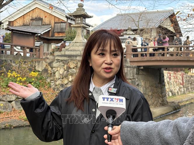 Bà Masayo Shiraishi, Phó Tổng Thư ký Hiệp hội Du lịch Omi Hachiman, trả lời phỏng vấn của phóng viên TTXVN. Ảnh: Xuân Giao – PV TTXVN tại Nhật Bản