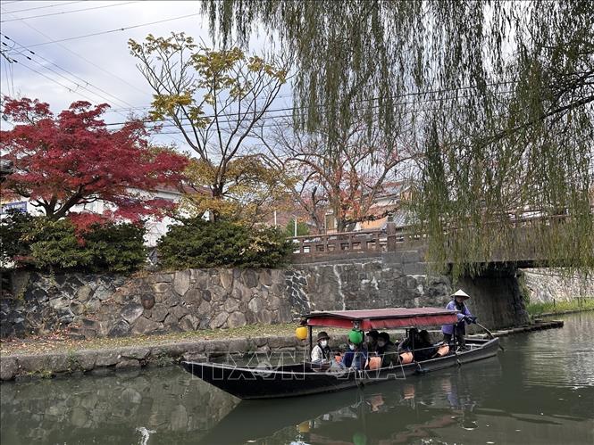 Tour du lịch chèo thuyền gỗ dọc theo kênh đào là một điểm nhấn của hoạt động du lịch tại Omi Hachiman (Nhật Bản). Ảnh: Nguyễn Tuyến – PV TTXVN tại Nhật Bản