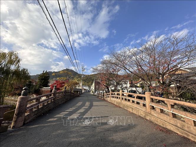 Chiếc cầu bắc qua kênh đào Hachimanbori vẫn giữ được nét cổ kính. Ảnh: Xuân Giao - PV TTXVN tại Nhật Bản