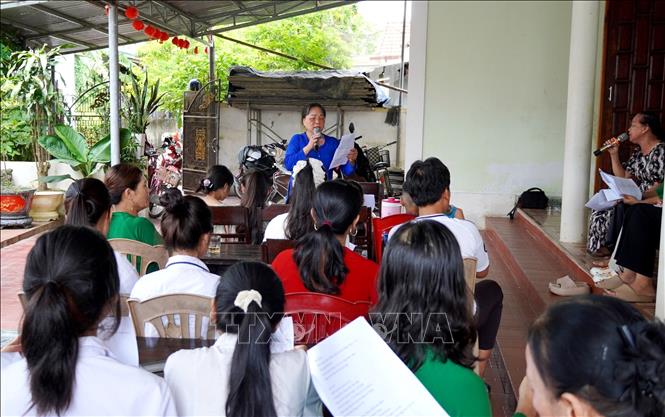 Dù đã ngoài tuổi 70 nhưng Nghệ nhân ưu tú Nguyễn Thị Lý, Chủ nhiệm Câu lạc bộ Nghệ nhân hò khoan Lệ Thủy, vẫn miệt mài gắn bó, “giữ lửa” làn điệu hò khoan Lệ Thủy. Ảnh: TTXVN phát                         