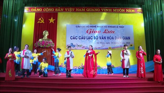 Các nghệ nhân, câu lạc bộ văn hóa dân gian trên địa bàn tỉnh Quảng Trị bền bỉ thực hành, trao truyền các giá trị di sản đến cộng đồng và thế hệ mai sau. Ảnh: TTXVN phát