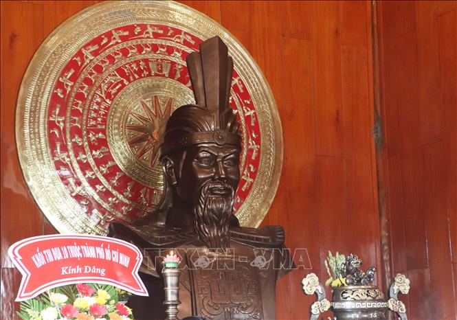 Bức tượng Vua Hùng tại Đền thờ Vua Hùng, tỉnh Cà Mau. Ảnh: Tuấn Phi - TTXVN