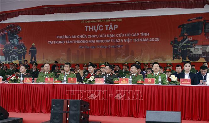 Các đại biểu dự buổi thực tập phương án chữa cháy và cứu nạn, cứu hộ tỉnh Phú Thọ tổ chức tại Trung tâm thương mại Vincom Plaza Việt Trì Ảnh: Hoàng Hùng -TTXVN
