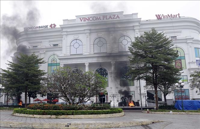 Tình huống giả định thực tập chữa cháy và cứu nạn, cứu hộ. Ảnh: Hoàng Hùng -TTXVN