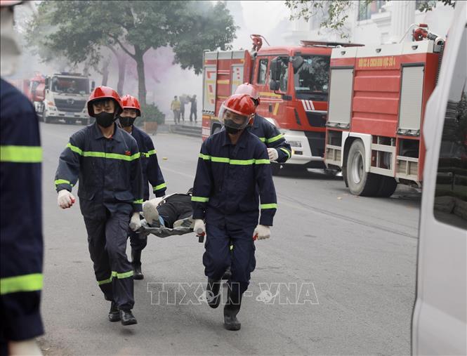 Lưc lượng CNCH có mặt tại hiện trường tham gia cứu người tại đám cháy. Ảnh: Hoàng Hùng -TTXVN