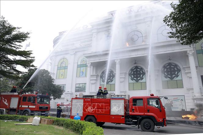 Sau thời gian ngắn, đám cháy được khống chế, dập tắt hoàn toàn, tất cả nạn nhân đều được lực lượng cứu hộ tiếp cận và giải cứu an toàn, kịp thời rời khỏi vùng nguy hiểm. Ảnh: Hoàng Hùng -TTXVN