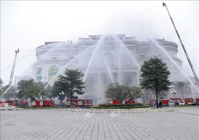 Sau thời gian ngắn, đám cháy được khống chế, dập tắt hoàn toàn. Ảnh: Hoàng Hùng -TTXVN