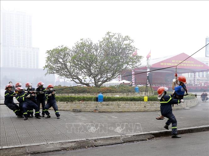 Lưc lượng CNCH có mặt tại hiện trường tham gia cứu người tại đám cháy. Ảnh: Hoàng Hùng -TTXVN