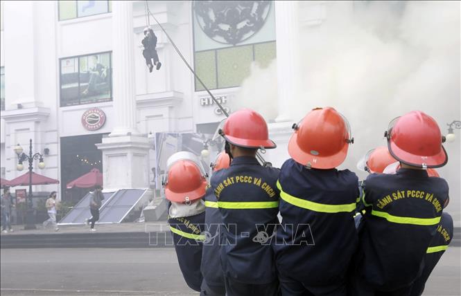 Lưc lượng CNCH có mặt tại hiện trường tham gia cứu người tại đám cháy. Ảnh: Hoàng Hùng -TTXVN
