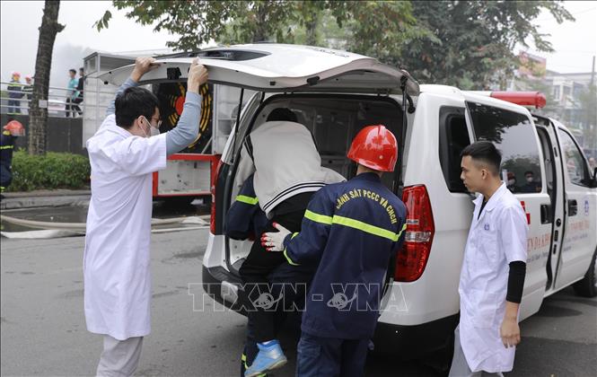 Lưc lượng CNCH có mặt tại hiện trường tham gia cứu người tại đám cháy. Ảnh: Hoàng Hùng -TTXVN