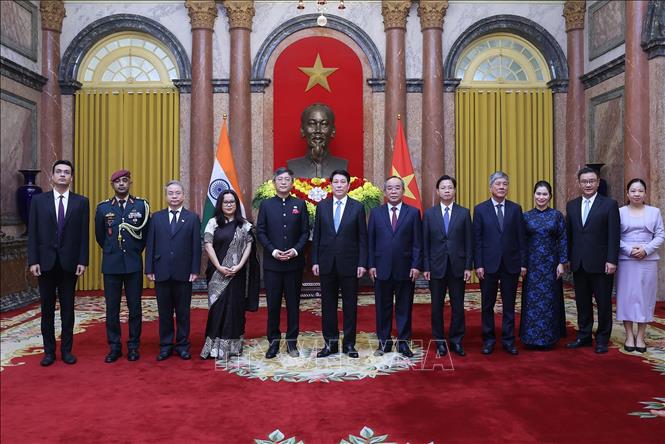Chủ tịch nước Lương Cường với Đại sứ Ấn Độ tại Việt Nam Tshering Wangchuk Sherpa và các đại biểu. Ảnh: Lâm Khánh - TTXVN