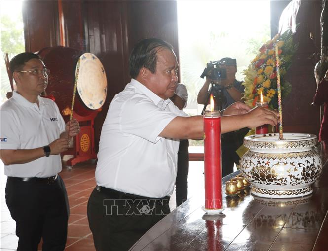 Phó Chủ tịch UBND tỉnh Cà Mau Nguyễn Minh Luân thắp hương tại Đền thờ Vua Hùng, tỉnh Cà Mau. Ảnh: Tuấn Phi - TTXVN