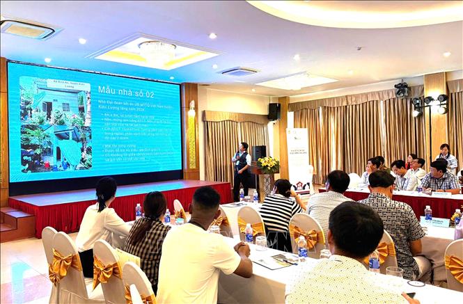 Ban tổ chức trình bày về mẫu nhà thực hiện Dự án “Nhà ở tươm tất, cuộc sống an lành”. Ảnh: Văn Sĩ - TTXVN