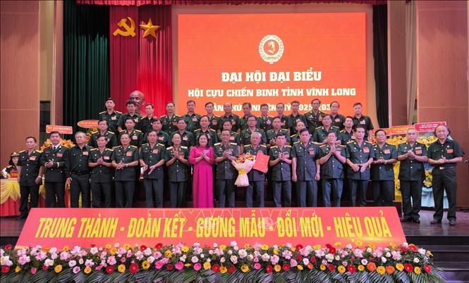 Ban chấp hành Hội Cựu chiến binh tỉnh Vĩnh Long nhiệm kỳ 2025-2030 ra mắt Đại hội. Ảnh: Huỳnh Phúc Hậu - TTXVN