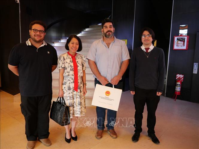 Vietnamese Ambassador to Argentina and Paraguay Ngo Minh Nguyet meets General Secretary of the Paraguayan Communist Party (PCP) Najeeb Amado. VNA Photo: Diệu Hương