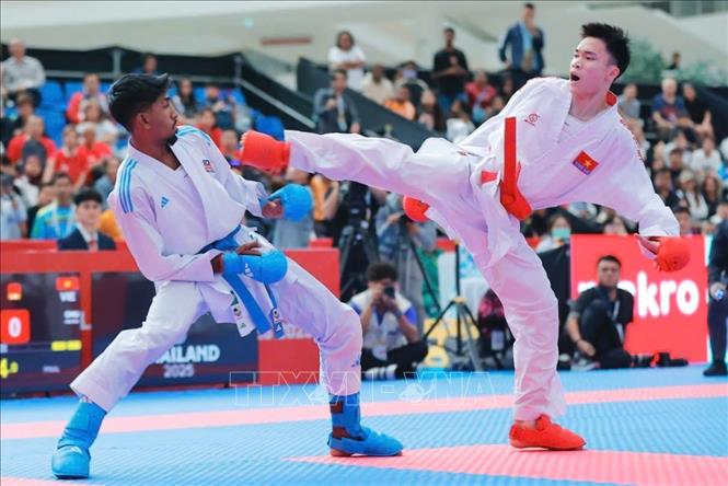 Trận chung kết giữa võ sĩ Chu Văn Đức và đối thủ thủ đến từ Malaysia ở chung kết nội dung Kumite dưới 55kg nam. Ảnh: Minh Quyết - PV TTXVN tại Thái Lan