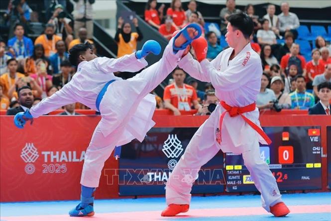 Trận chung kết giữa võ sĩ Chu Văn Đức và đối thủ thủ đến từ Malaysia ở chung kết nội dung Kumite dưới 55kg nam. Ảnh: Minh Quyết - PV TTXVN tại Thái Lan