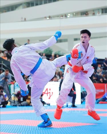 Trận chung kết giữa võ sĩ Chu Văn Đức và đối thủ thủ đến từ Malaysia ở chung kết nội dung Kumite dưới 55kg nam. Ảnh: Minh Quyết - PV TTXVN tại Thái Lan