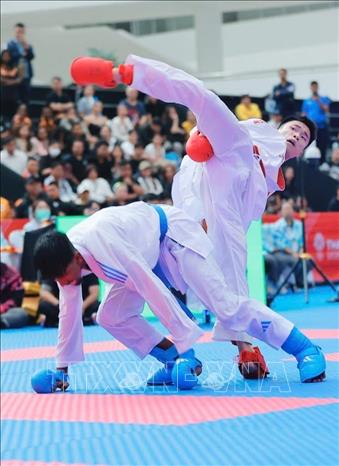 Trận chung kết giữa võ sĩ Chu Văn Đức và đối thủ thủ đến từ Malaysia ở chung kết nội dung Kumite dưới 55kg nam. Ảnh: Minh Quyết - PV TTXVN tại Thái Lan