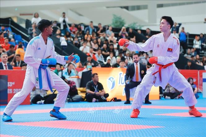 Trận chung kết giữa võ sĩ Chu Văn Đức và đối thủ thủ đến từ Malaysia ở chung kết nội dung Kumite dưới 55kg nam. Ảnh: Minh Quyết - PV TTXVN tại Thái Lan