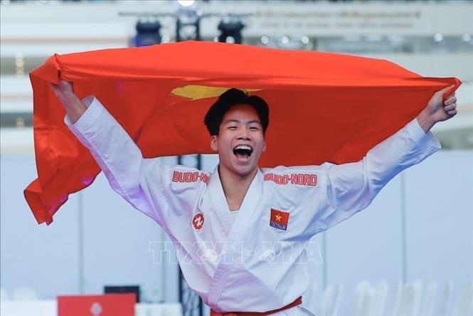 Niềm vui của võ sĩ Khuất Hải Nam khi giành HCV nội dung Kumite. Ảnh: Minh Quyết - PV TTXVN tại Thái Lan