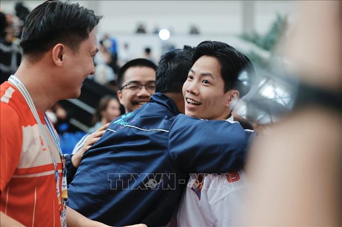 Đồng đội và ban huấn luyện chung vui với võ sĩ Khuất Hải Nam. Ảnh: Minh Quyết - PV TTXVN tại Thái Lan