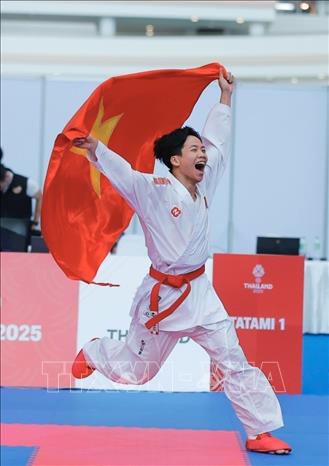 Võ sĩ Khuất Hải Nam ăn mừng sau khi giành HCV nội dung Kumite hạng cân dưới 67kg. Ảnh: Minh Quyết - PV TTXVN tại Thái Lan 