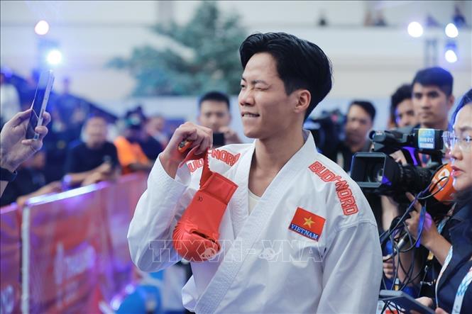 Võ sĩ Khuất Hải Nam giành HCV nội dung Kumite hạng cân dưới 67kg. Ảnh: Minh Quyết - PV TTXVN tại Thái Lan 