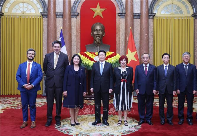 Chủ tịch nước Lương Cường với Đại sứ Cộng hoà Chile tại Việt Nam Nasly Isabel Bernal Prado và các đại biểu. Ảnh: Lâm Khánh – TTXVN