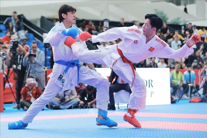 Võ sĩ Khuất Hải Nam (đai đỏ) giành HCV sau khi giành chiến thắng võ sĩ chủ nhà nội dung Kumite hạng cân dưới 67kg. Ảnh: Minh Quyết - PV TTXVN tại Thái Lan 