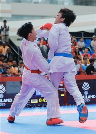 Võ sĩ Khuất Hải Nam (đai đỏ) giành HCV nội dung Kumite hạng cân dưới 67kg. Ảnh: Minh Quyết - PV TTXVN tại Thái Lan 