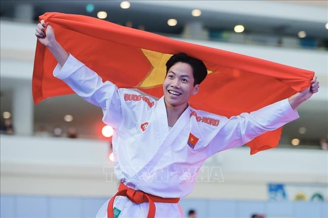 Võ sĩ Khuất Hải Nam giành HCV nội dung Kumite hạng cân dưới 67kg. Ảnh: Minh Quyết - PV TTXVN tại Thái Lan 