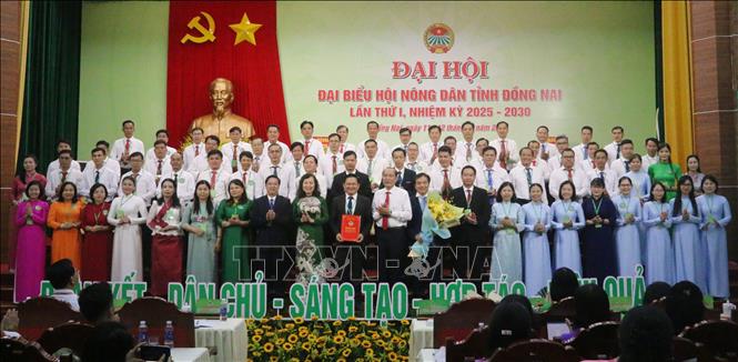 Trao quyết định chỉ định Ban Chấp hành Hội Nông dân tỉnh Đồng Nai khóa nhất, nhiệm kỳ 2025 - 2030. Ảnh: Lê Xuân - TTXVN