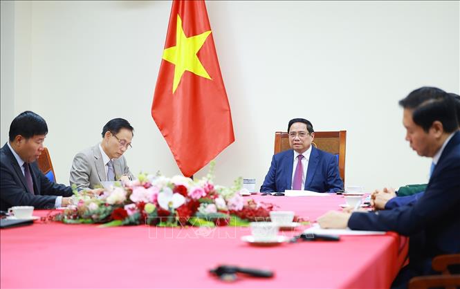 Thủ tướng Phạm Minh Chính điện đàm với Thủ tướng Malaysia Anwar Ibrahim. Ảnh: Dương Giang-TTXVN 