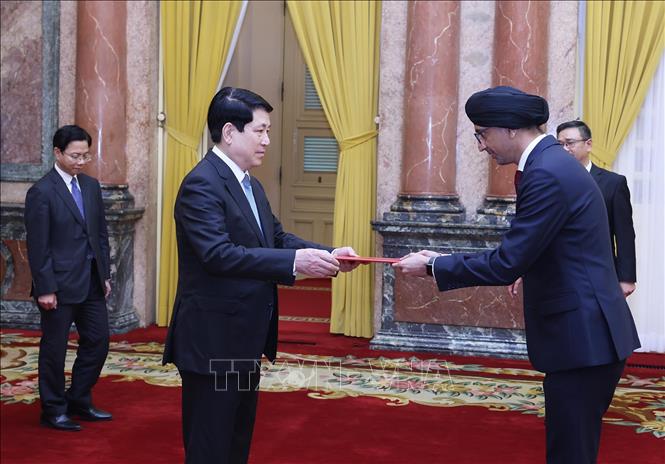 Chủ tịch nước Lương Cường nhận Quốc thư từ Đại sứ Cộng hoà Singapore tại Việt Nam Rajpal Singh. Ảnh: Lâm Khánh - TTXVN