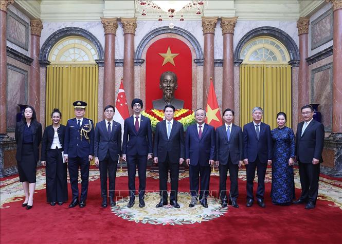 Chủ tịch nước Lương Cường và Đại sứ Cộng hoà Singapore Rajpal Singh cùng đại biểu. Ảnh: Lâm Khánh - TTXVN