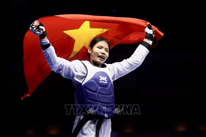 Võ sĩ Bạc Thị Khiêm ăn mừng sau trận thắng đối thủ người Philippines Delo mang về tấm HCV thứ 17 cho đoàn Việt Nam. Ảnh: TTXVN