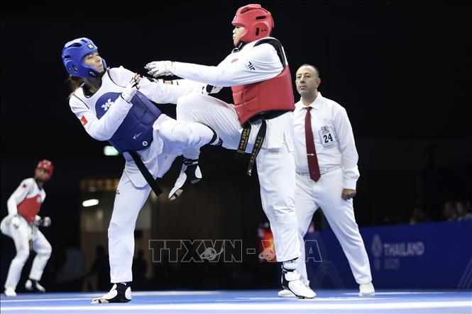 Võ sĩ Bạc Thị Khiêm (giáp xanh) thi đấu áp đảo, thắng đối thủ người Philippines Delo 2-0 giành HCV. Ảnh: TTXVN