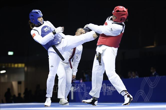 Võ sĩ Bạc Thị Khiêm (giáp xanh) thi đấu áp đảo, thắng đối thủ người Philippines Delo 2-0 giành HCV. Ảnh: TTXVN