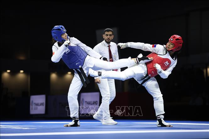Võ sĩ Bạc Thị Khiêm (giáp xanh) thi đấu áp đảo, thắng đối thủ người Philippines Delo 2-0 giành HCV. Ảnh: TTXVN
