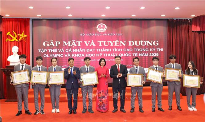 Học sinh được tuyên dương, khen thưởng tại buổi gặp mặt. Ảnh: Thanh Tùng - TTXVN