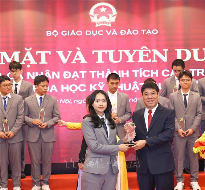Học sinh được tuyên dương, khen thưởng tại buổi gặp mặt. Ảnh: Thanh Tùng - TTXVN