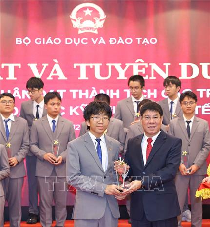 Học sinh được tuyên dương, khen thưởng tại buổi gặp mặt. Ảnh: Thanh Tùng - TTXVN