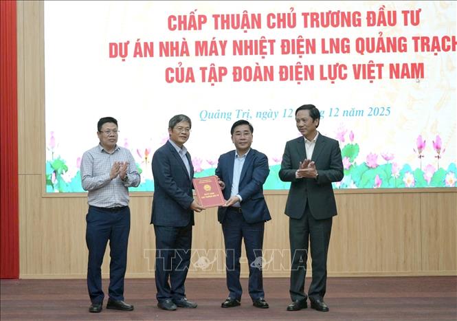 Lãnh đạo UBND Quảng Trị trao Quyết định chấp thuận chủ trương đầu tư Dự án Nhà máy Nhiệt điện LNG Quảng Trạch III cho Tập đoàn Điện lực Việt Nam. Ảnh: Nguyên Linh-TTXVN