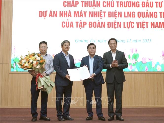 Lãnh đạo UBND Quảng Trị trao Quyết định chấp thuận chủ trương đầu tư Dự án Nhà máy Nhiệt điện LNG Quảng Trạch III cho Tập đoàn Điện lực Việt Nam. Ảnh: Nguyên Linh-TTXVN